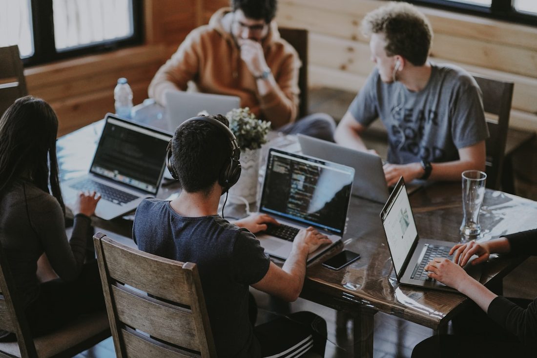 盛世娱乐APP · 看台人群（界面示意）